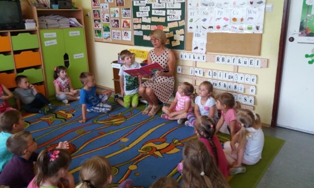 Seniorzy czytają w przedszkolu