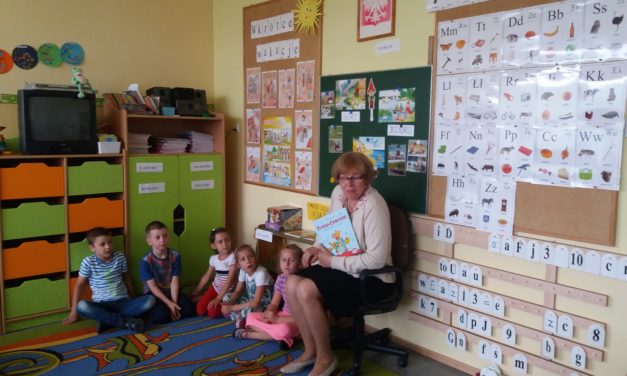 Seniorzy czytają w przedszkolu