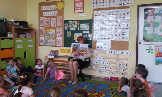Seniorzy czytają w przedszkolu