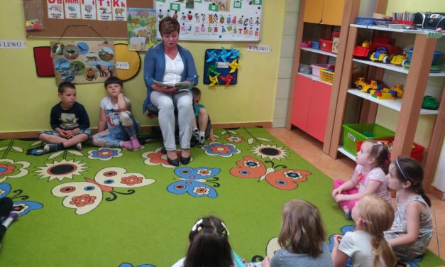 Seniorzy czytają w przedszkolu