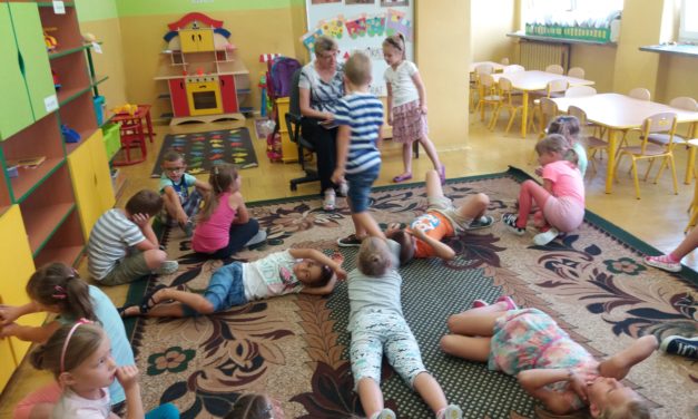 Seniorzy czytają w przedszkolu