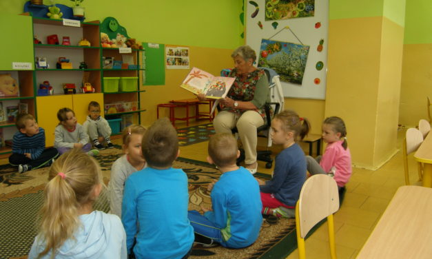 Seniorzy czytają w przedszkolu