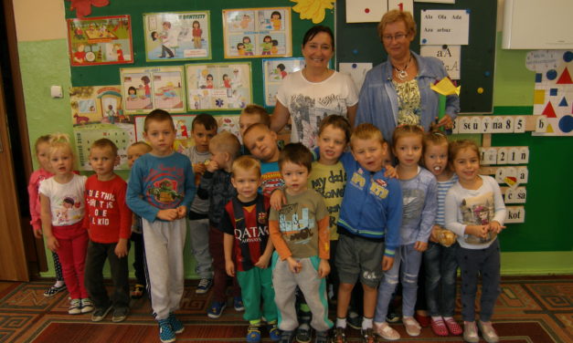 Seniorzy czytają w przedszkolu