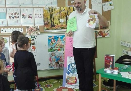 Z książką na walizkach