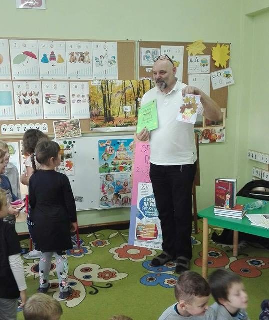 Z książką na walizkach