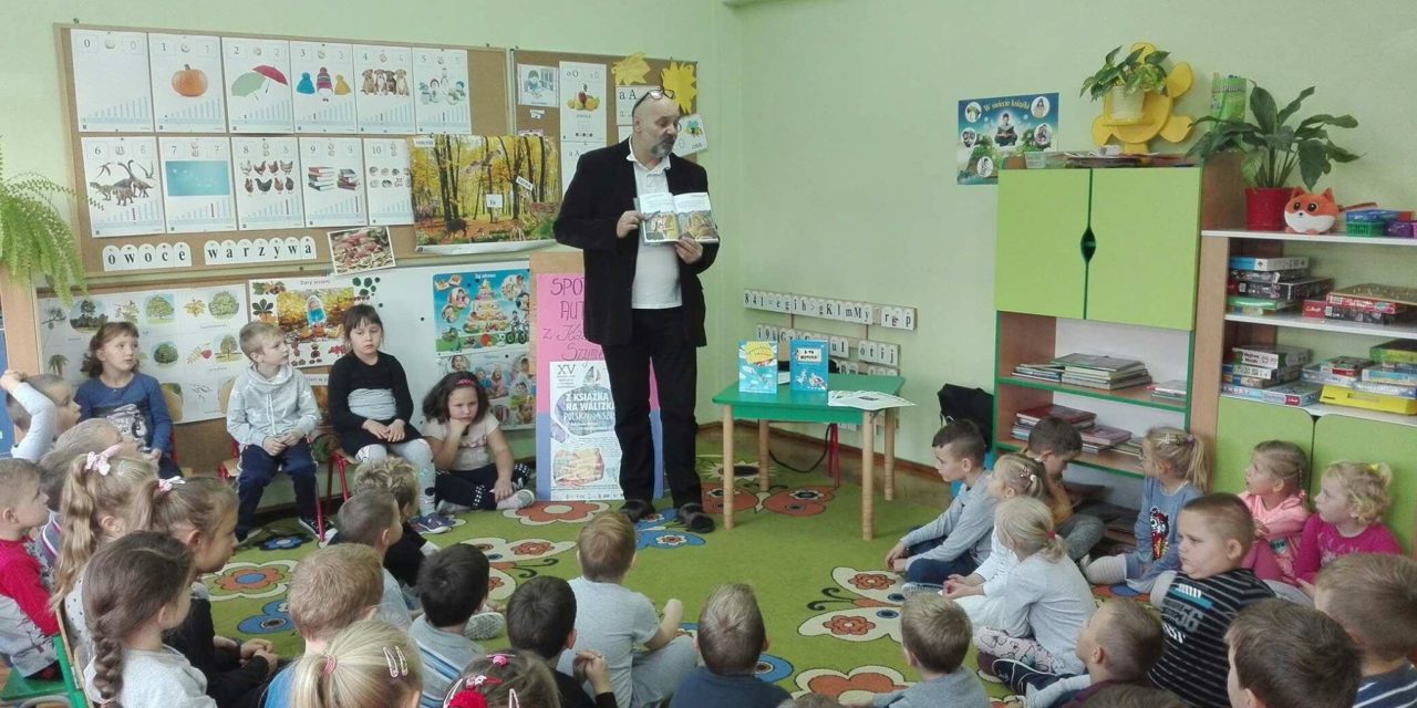 Z książką na walizkach