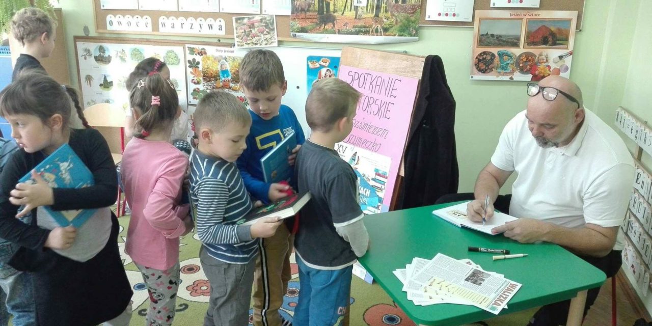 Z książką na walizkach