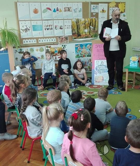 Z książką na walizkach