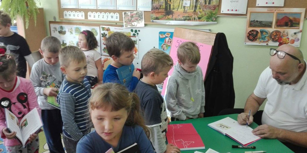 Z książką na walizkach