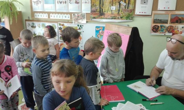 Z książką na walizkach