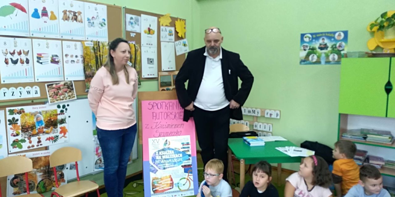 Z książką na walizkach