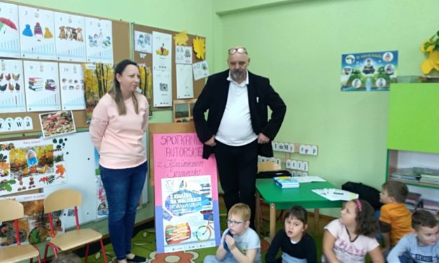 Z książką na walizkach