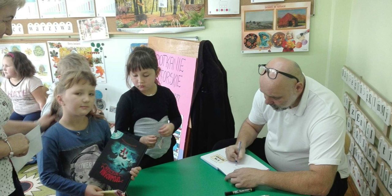 Z książką na walizkach