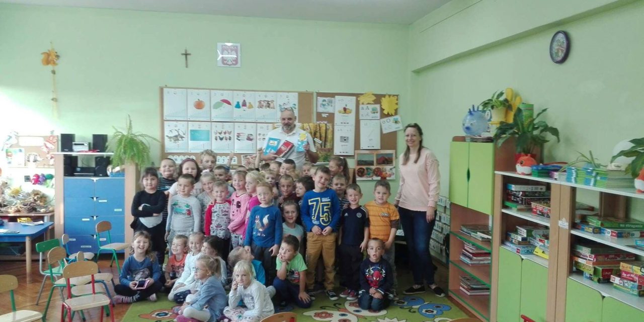 Z książką na walizkach