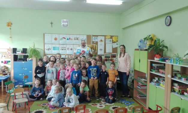 Z książką na walizkach