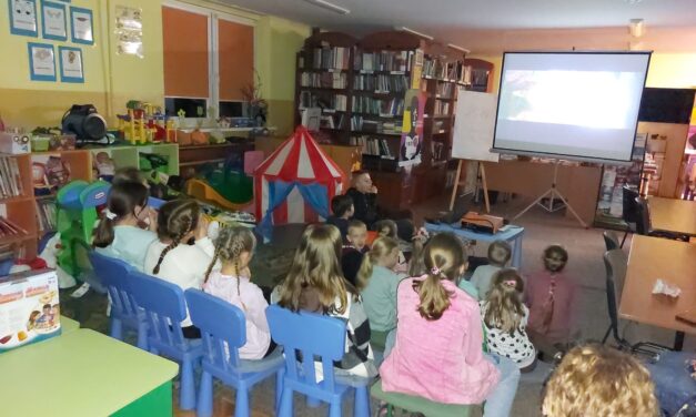 Noc w bibliotece
